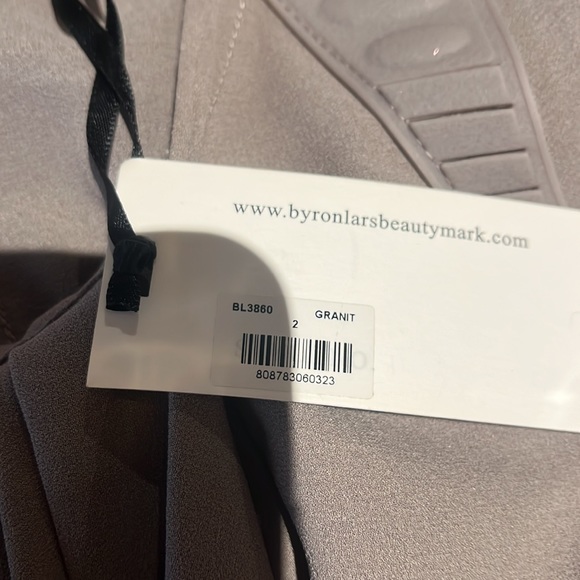 Beautymark gorgeous blouse - zipper up back - Picture 2 of 2